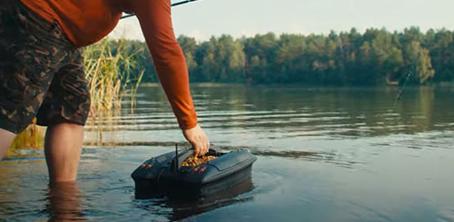 Bateau amorceur pour la carpe